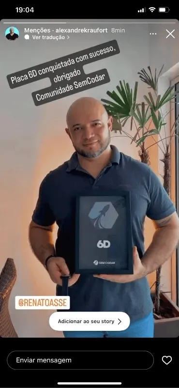 Aluno com placa comemorativa ibe.IA