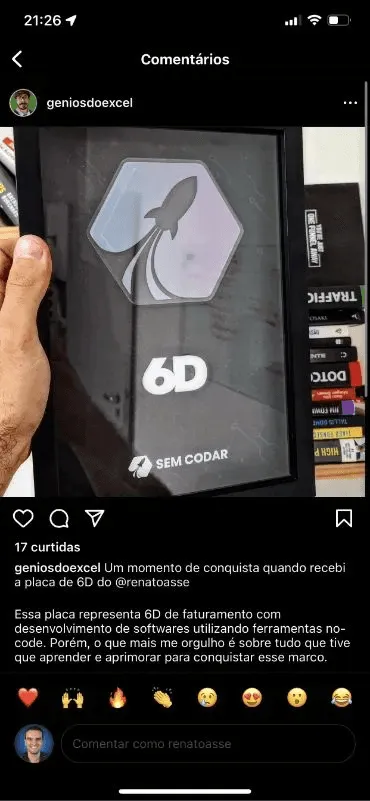 Aluno com placa comemorativa ibe.IA