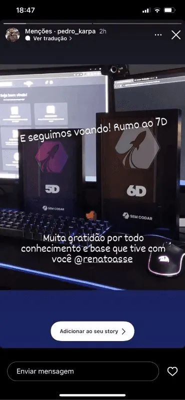 Aluno com placa comemorativa ibe.IA