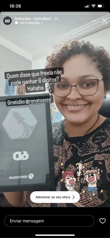 Aluno com placa comemorativa ibe.IA